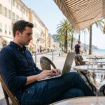 Jeune homme développeur à Nice travaillant sur son ordinateur portable