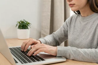 Femme utilisant le raccourci clavier Commande+Q pour fermer une application sur MacBook Pro