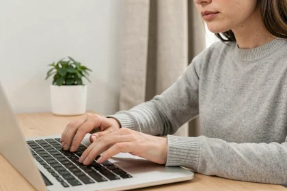 Femme utilisant le raccourci clavier Commande+Q pour fermer une application sur MacBook Pro