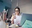 une femme consultant les news sur son téléphone