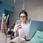 une femme consultant les news sur son téléphone