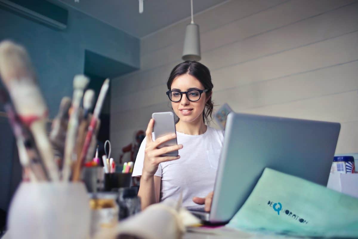 une femme consultant les news sur son téléphone