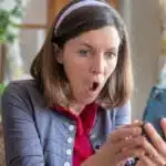 jeune femme horrifiée