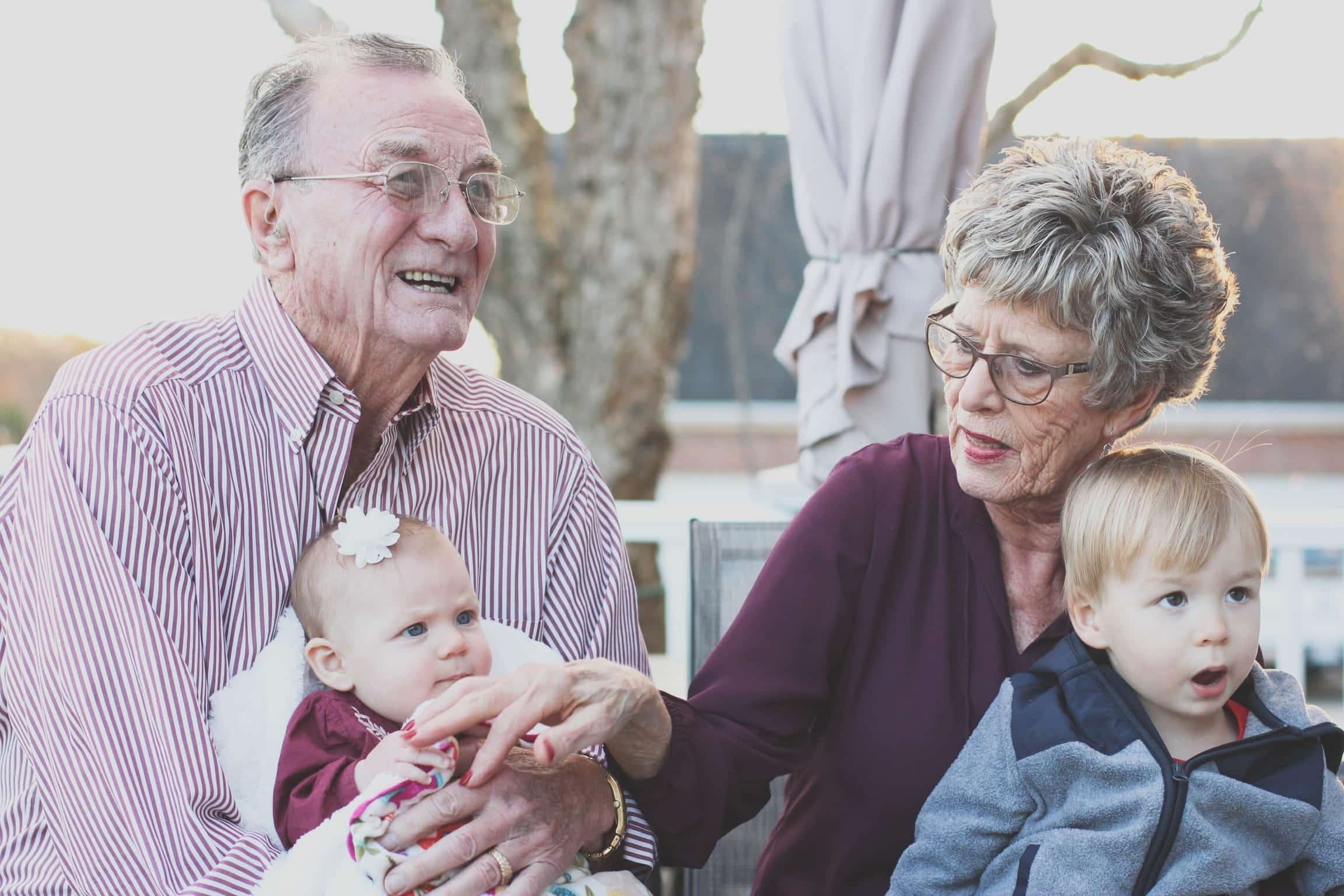 Des grand parents et leurs petits-enfants