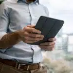une personne utilisant un ipad