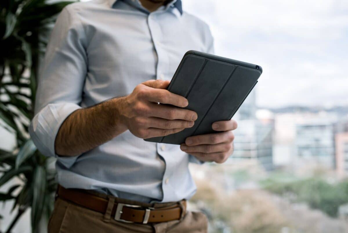 une personne utilisant un ipad